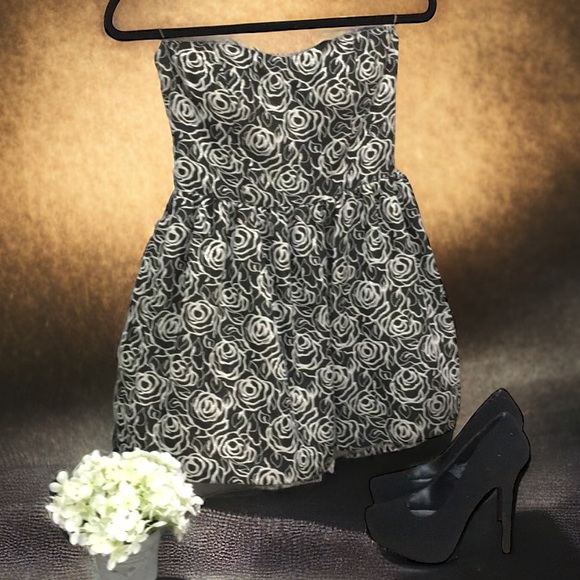 Forever 21 Dresses & Skirts - Black and gold rose glitter ✨ strapless dress